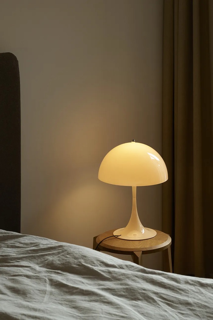 Louis Poulsen lampa stołowa z tworzywa sztucznego Panthella 320 5744172723 beżowy AA00