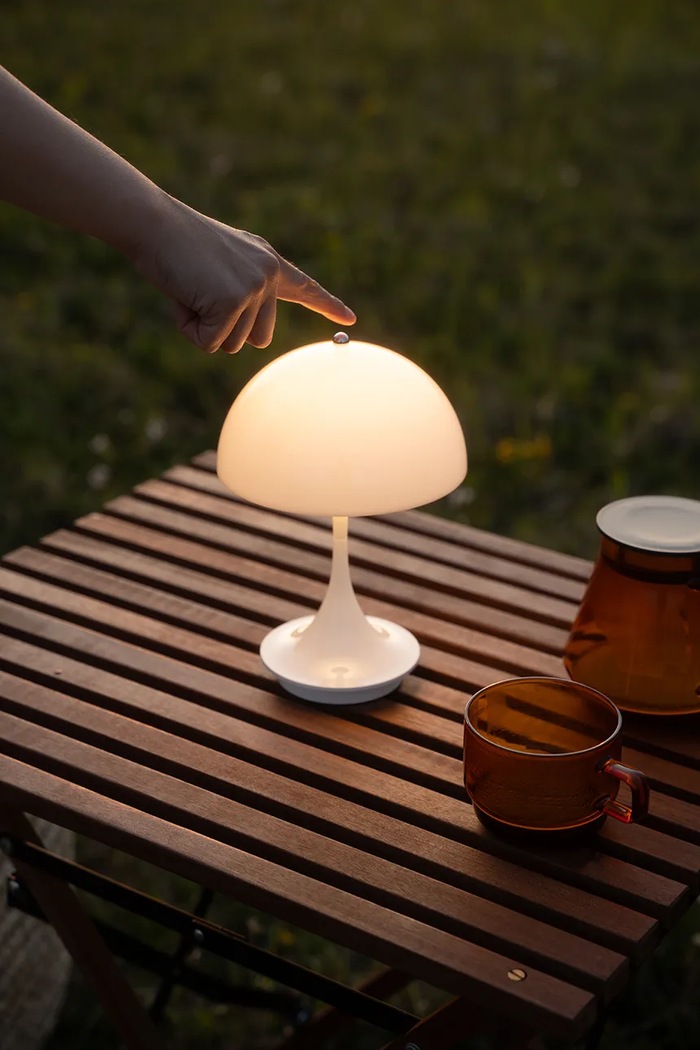 Lampa bezprzewodowa z tworzywa sztucznego Panthella 160 Louis Poulsen 5744171436 biały