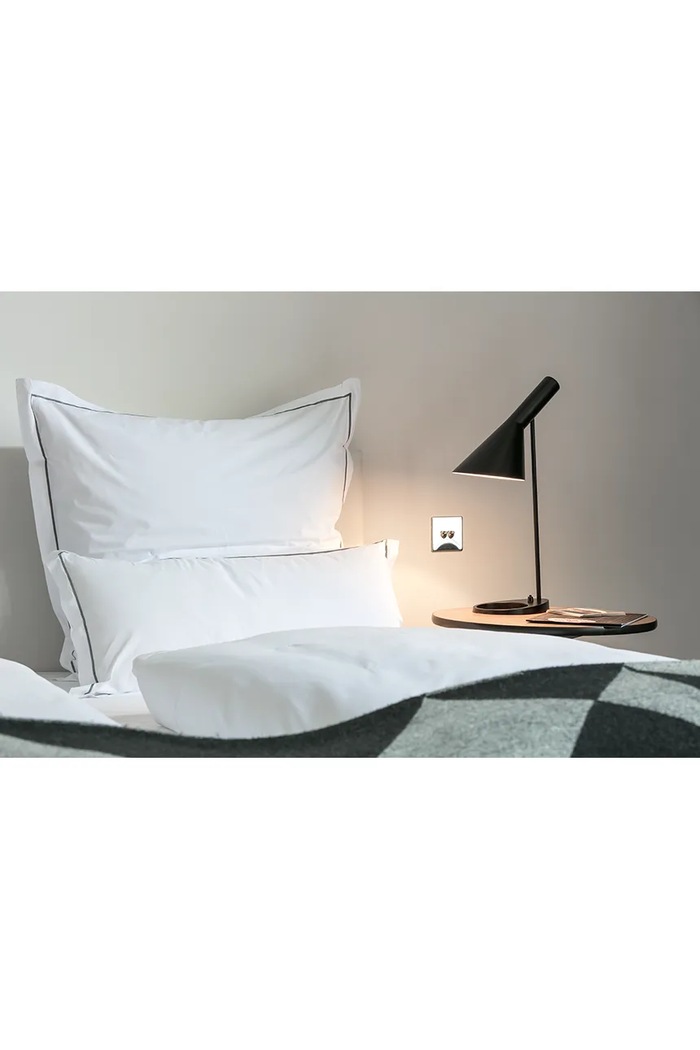 Louis Poulsen lampa stołowa ze stali nierdzewnej AJ Table Lamp 5744169435 czarny AA00