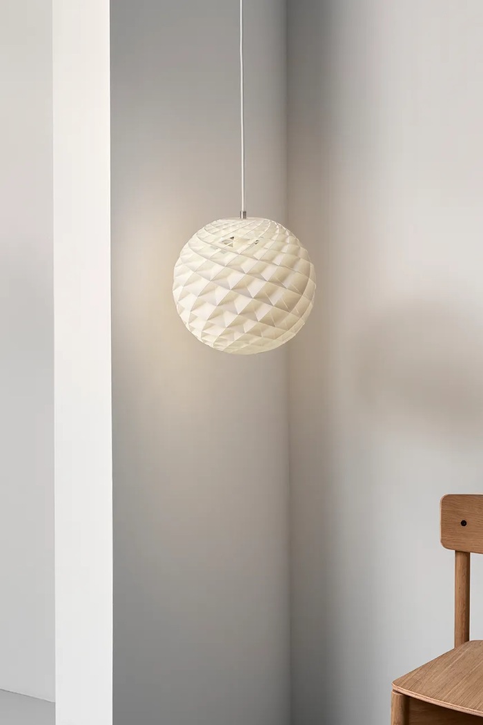 Salon i sypialnia Louis Poulsen lampa wisząca z tworzywa sztucznego Patera 300 5741104545 biały