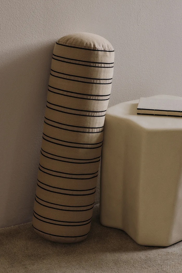 Bavlnený dekoratívny vankúš ferm LIVING 60 x 20 cm 1104272022 béžová AA00