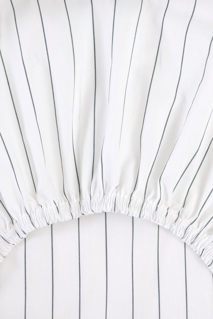 Lacoste Prześcieradło bawełniane LTENNISN Vert 160 x 200 cm 1074610 biały AA00