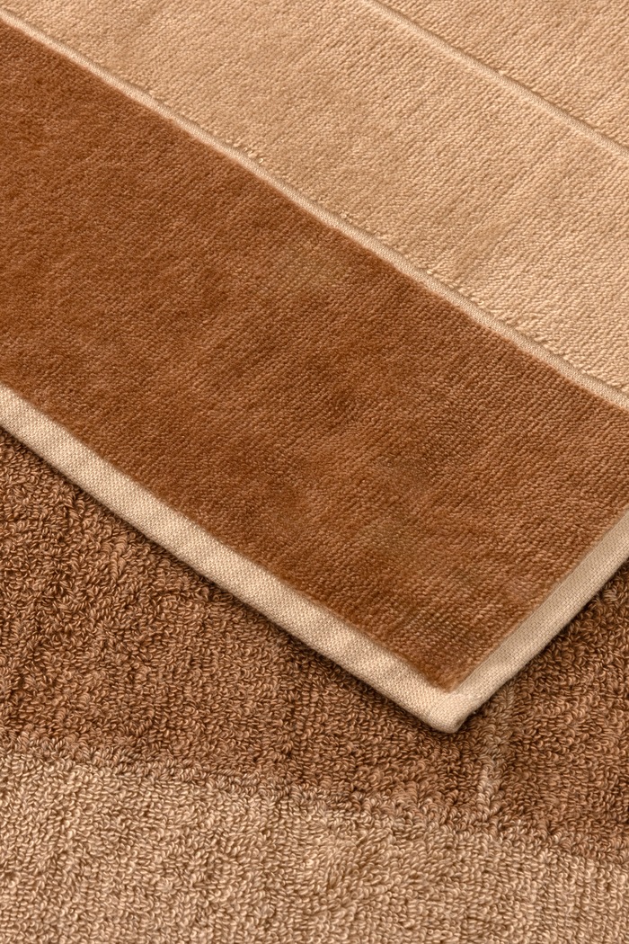 Ręcznik średni bawełniany DOUBLEB Beige 90 x 150 cm BOSS 1072573 beżowy
