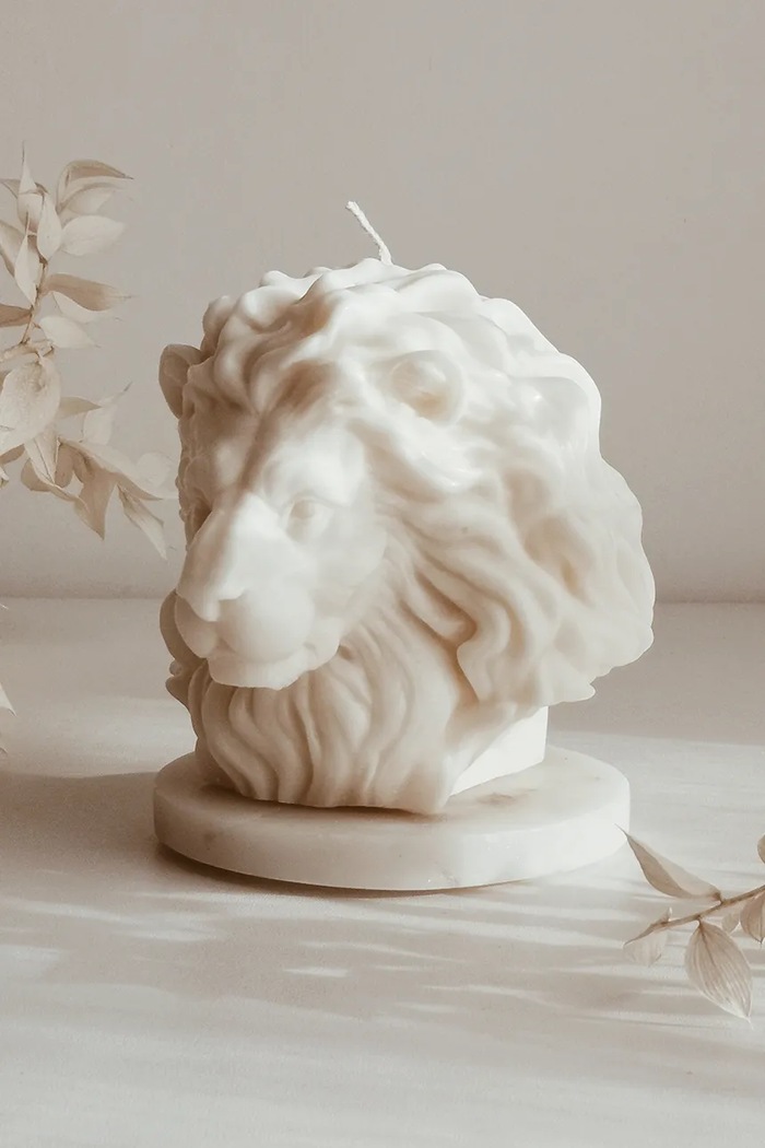 Ozdobná sviečka Temida Lion 515 g 5908451651008 béžová AA00