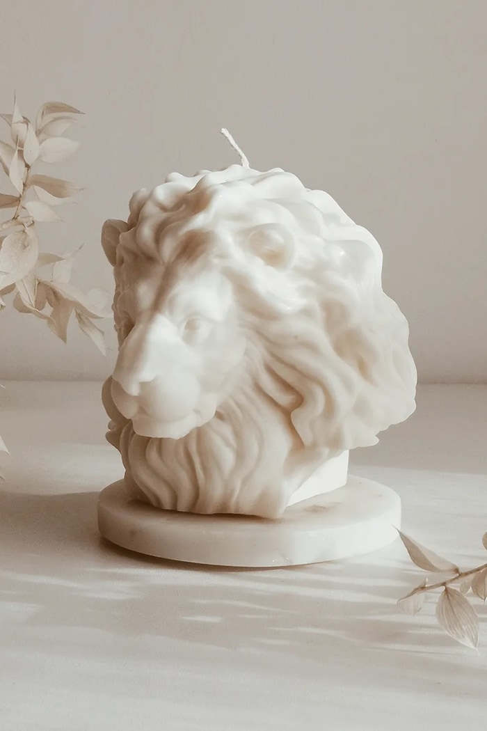 Ozdobná sviečka Temida Lion 515 g 5908451651008 béžová AA00