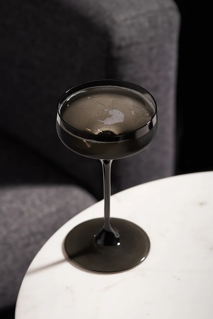 Viski zestaw kieliszków do koktajli ze szkła barwionego 192 ml V11376 czarny