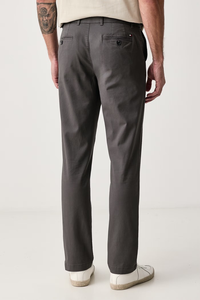 Odzież Tommy Hilfiger Spodnie chinos męskie z bawełną MW0MW28884 szary