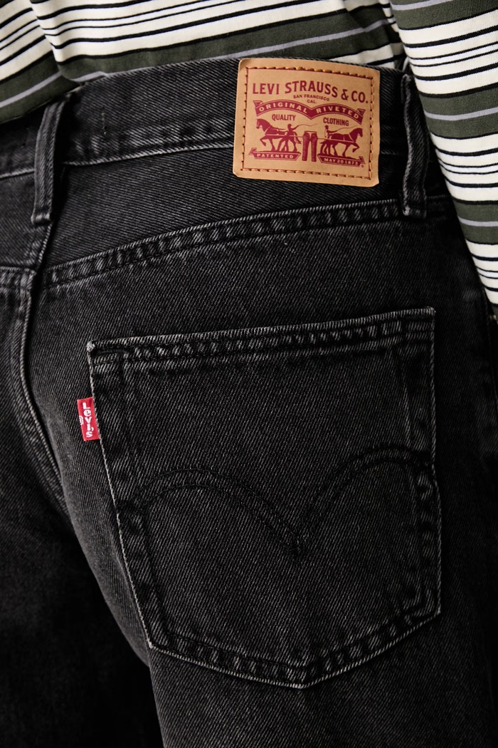 Levi's σορτς γυναικεία βαμβακερά SQUARE PEG μαύρο 005LV