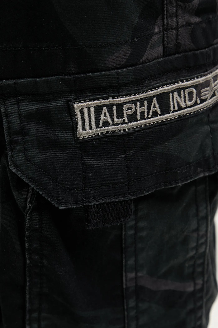 Bavlněné šortky Alpha Industries Crew Short Camo černá 196201.125