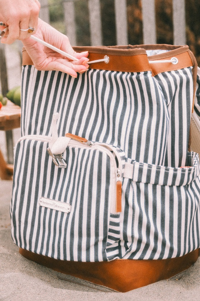 Tepelne izolovaný turistický batoh Business & Pleasure Co. Backpack Cooler BPA.CBP.LAU.NVY
