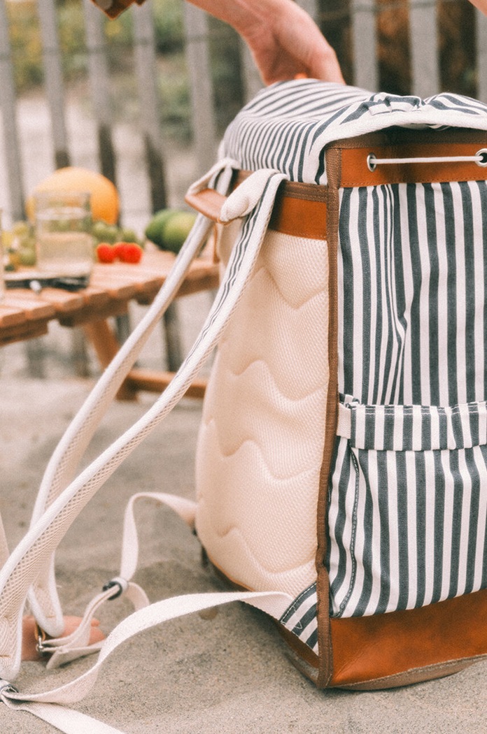 Tepelne izolovaný turistický batoh Business & Pleasure Co. Backpack Cooler BPA.CBP.LAU.NVY