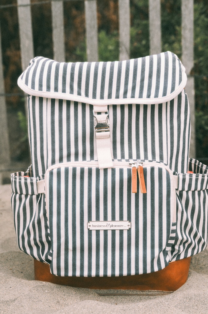 Tepelne izolovaný turistický batoh Business & Pleasure Co. Backpack Cooler BPA.CBP.LAU.NVY