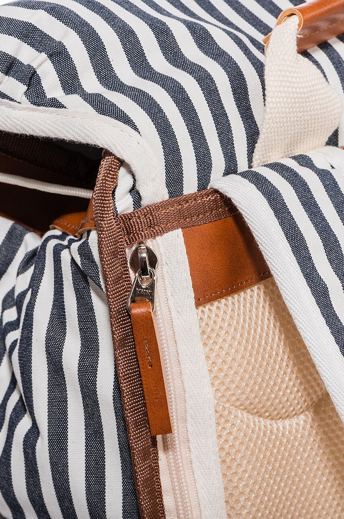 Tepelne izolovaný turistický batoh Business & Pleasure Co. Backpack Cooler viacfarebná BPA.CBP.LAU.NVY