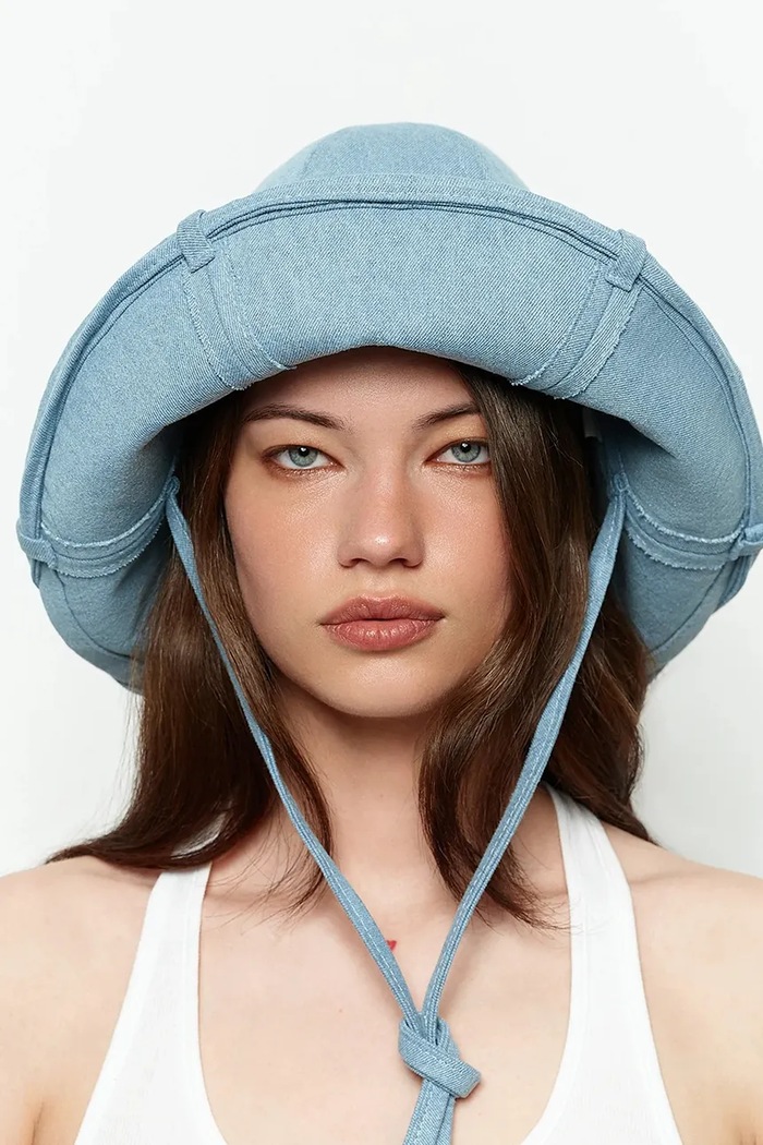 RUSLAN BAGINSKIY torebka worek damska jeansowa Ruslan Baginskiy Denim HatBag niebieski BBCT075.C.JNS.120JNS.FL