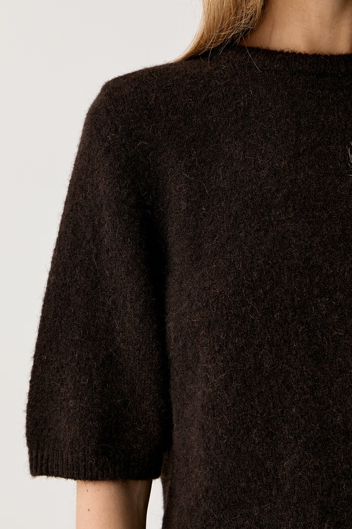 Gestuz sweter damski z wełną 10909815 brązowy