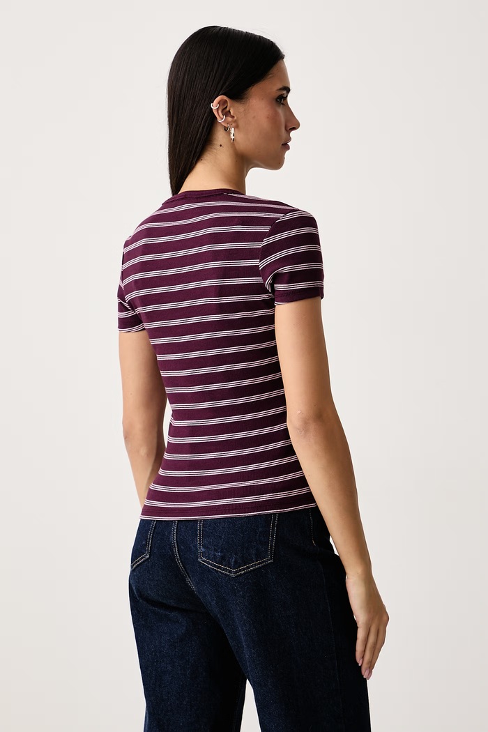 Odzież Tommy Jeans T-shirt damski bawełniany z elastanem DW0DW17383. bordowy
