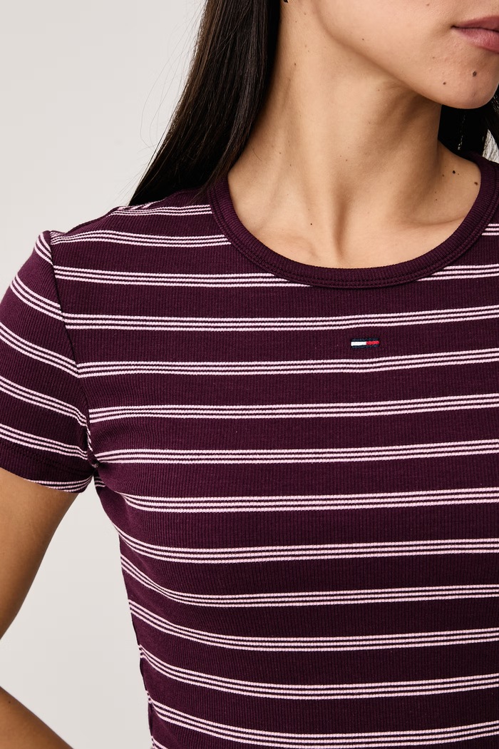 T-shirt damski bawełniany z elastanem Tommy Jeans bordowy DW0DW17383.
