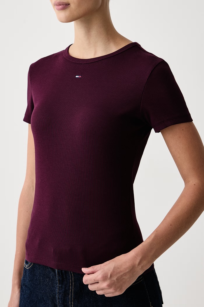 Odzież Tommy Jeans T-shirt damski bawełniany z elastanem DW0DW17383. bordowy