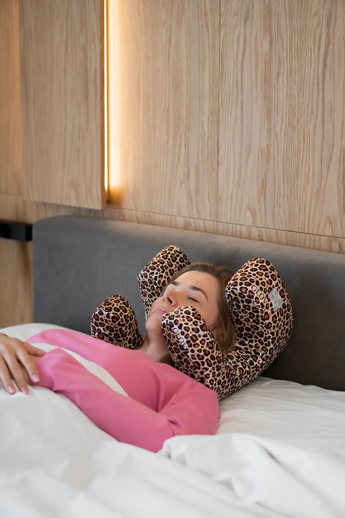 Vankúš proti vráskam s pamäťovou penou GLOV Sleeping Beauty viacfarebná 5907440748729