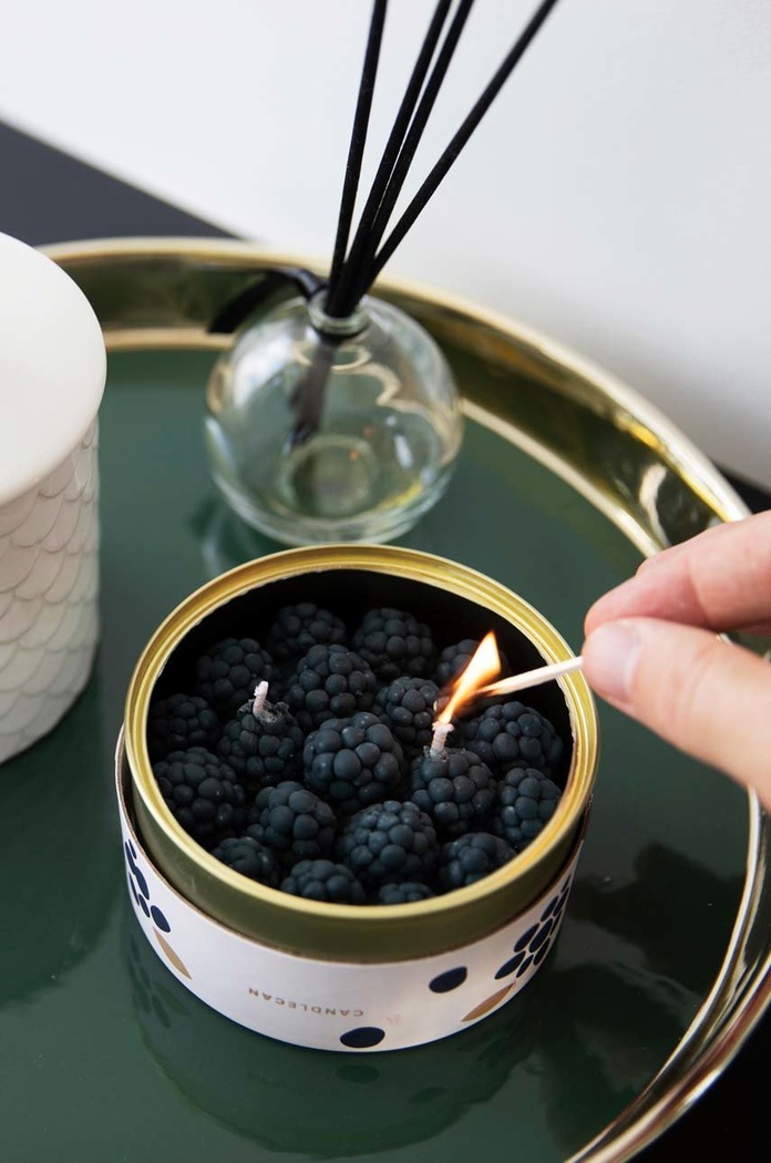 Vonná svíčka CandleCan Cinnamon Blackberry CandleCan can.berry modrá