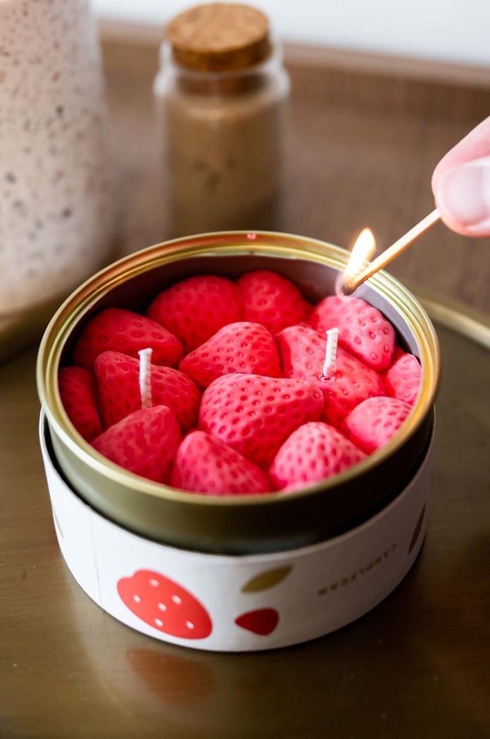 Vonná svíčka CandleCan Ripe Strawberries CandleCan can.strawberries červená