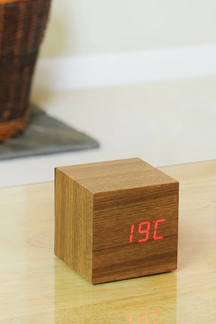 Gingko Design ceas de masă Cube Click Clock GK08R4 maro AA00