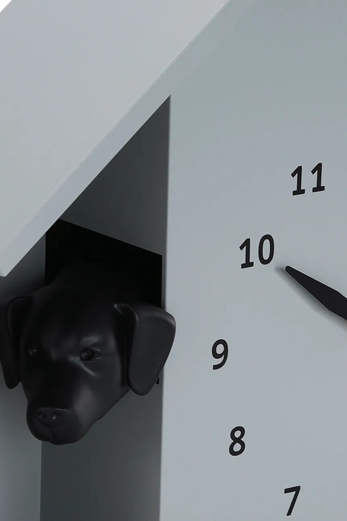 Obývacia izba a spálňa Nástenné hodiny so zvukom Karlsson Peeking Doggy 29 x 26 cm KA6097GY sivá