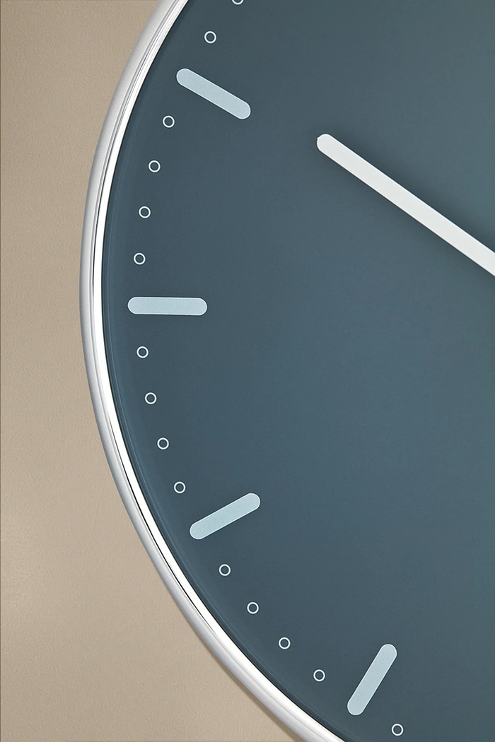 Salon i sypialnia Arne Jacobsen Clocks zegar ścienny z metalu 29 cm 43487 niebieski