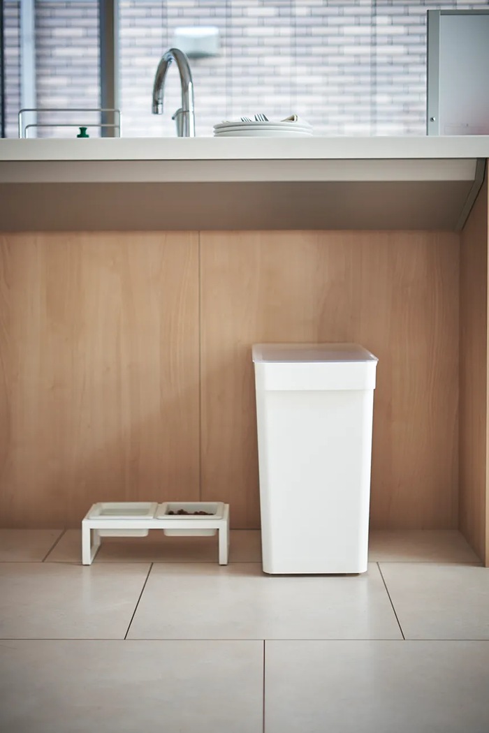 Yamazaki recipient hrană pentru animale de companie Tower 25 L 5617 alb