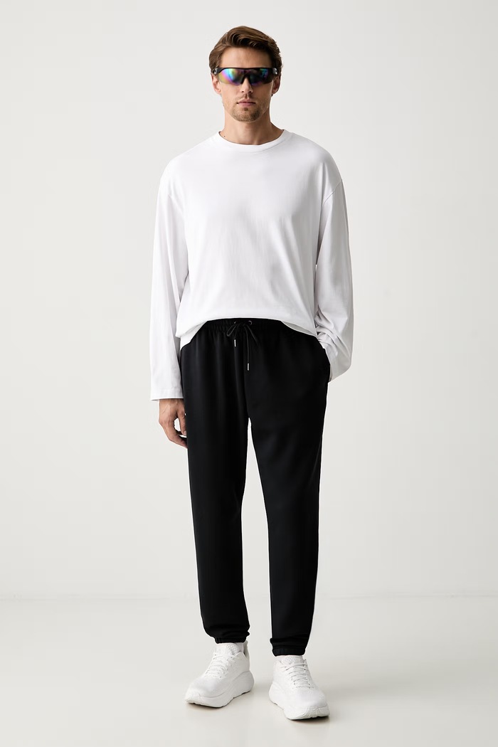 Under Armour donji dio trenirke za muškarce s pamukom Essential Fleece 1373882 crna SS26