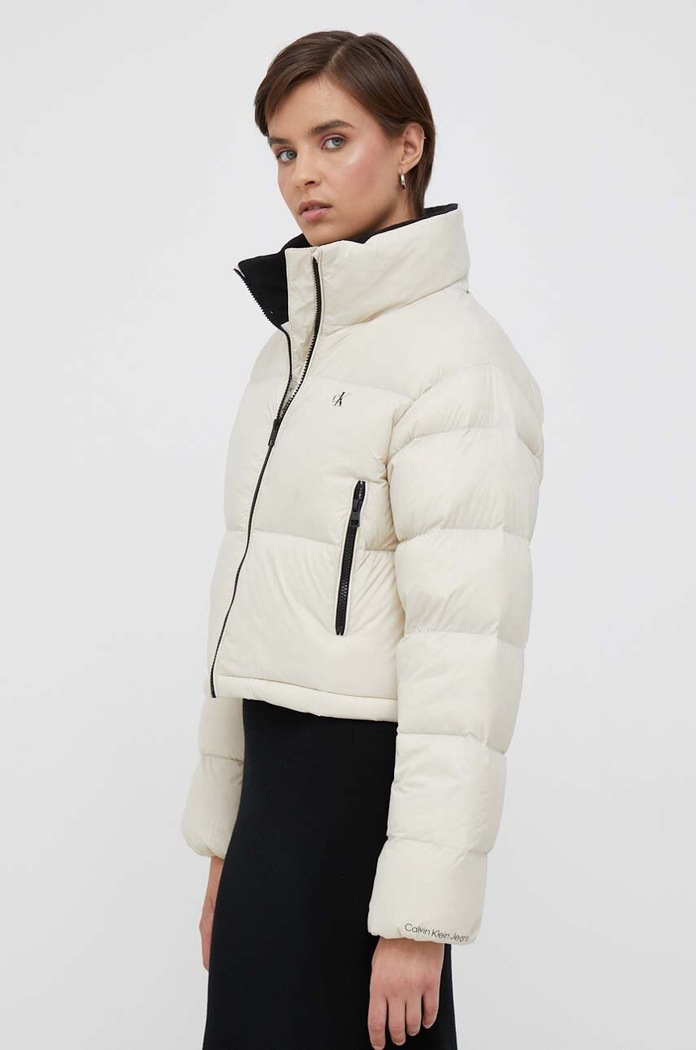 Páperová bunda Calvin Klein Jeans zateplené béžová J20J221649