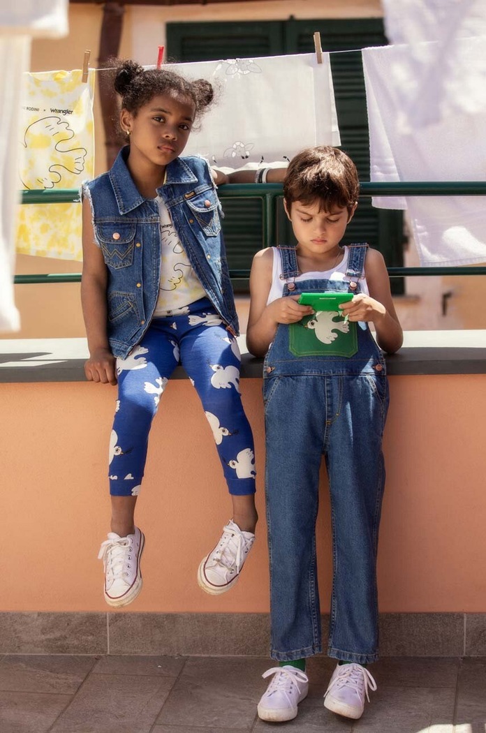 Mini Rodini bezrękawnik jeansowy dziecięcy Mini Rodini x Wrangler 2381010360