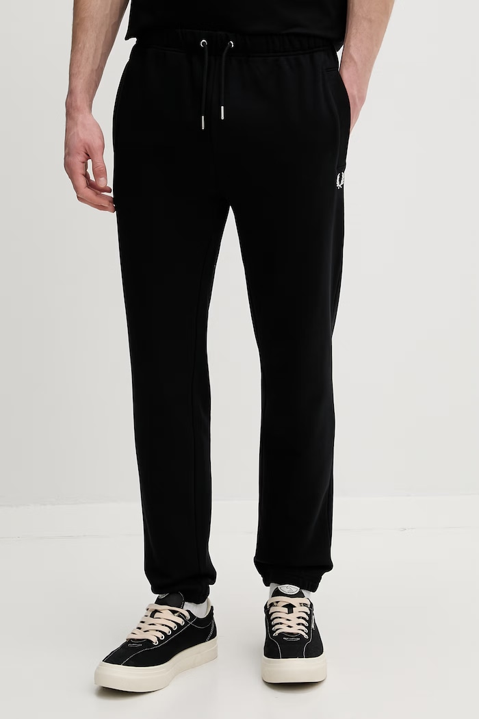 Βαμβακερό παντελόνι Fred Perry βαμβάκι μαύρο T5505.102