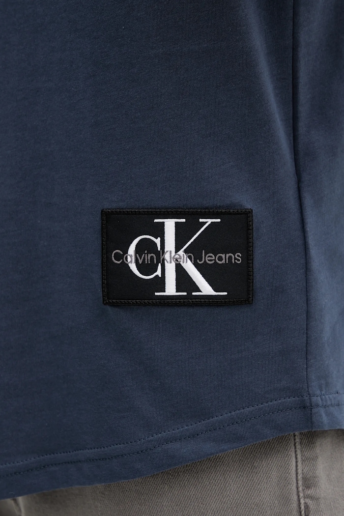 Bavlněné tričko Calvin Klein Jeans námořnická modř J30J323482