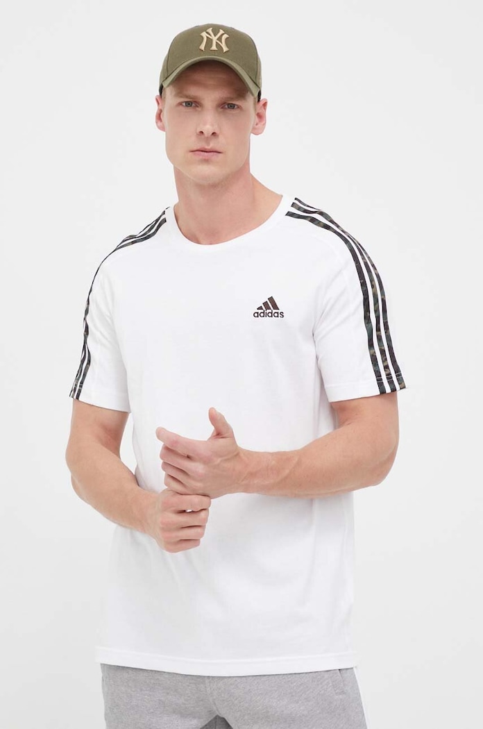 Βαμβακερό μπλουζάκι adidas Essentials λευκό IC9343