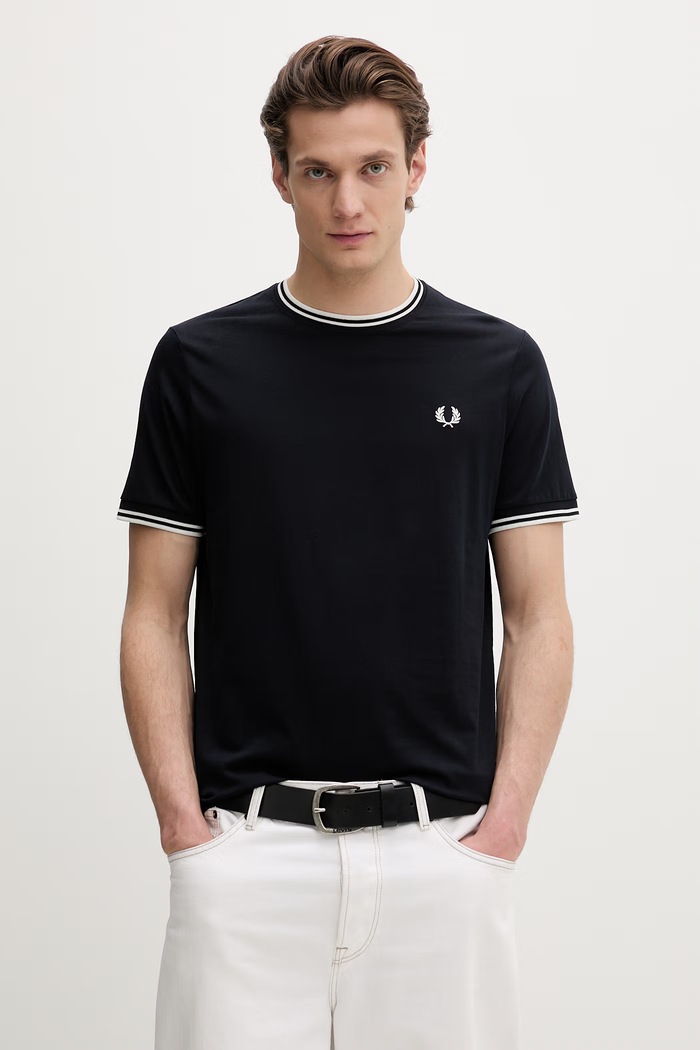 Bombažna kratka majica Fred Perry Našitek mornarsko modra M1588.795