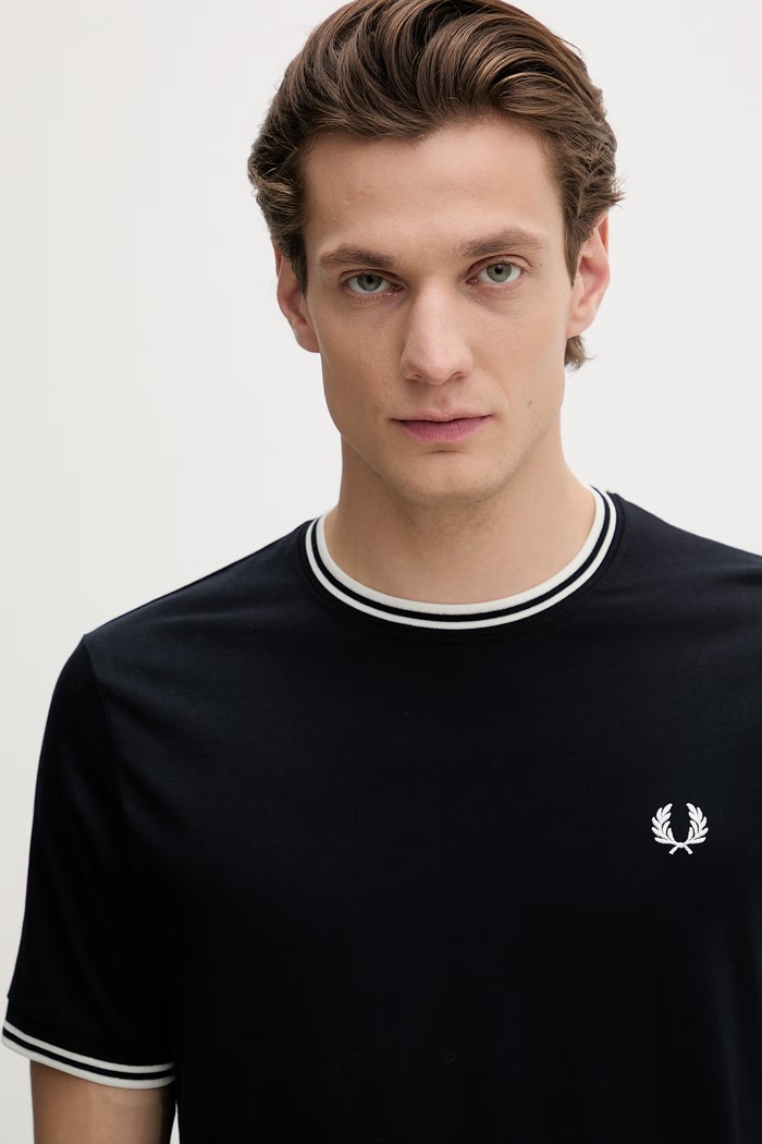 Bombažna kratka majica Fred Perry mornarsko modra M1588.795