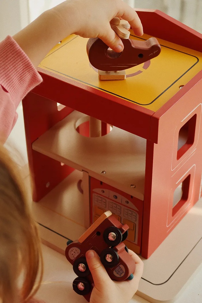 Ξύλινος πυροσβεστικός σταθμός Konges Sløjd WOODEN FIRE STATION FSC Konges Sløjd κόκκινο KS102144