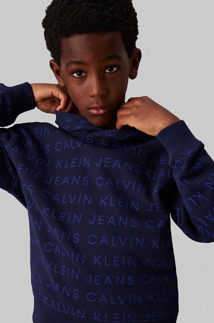 Dětská bavlněná mikina Calvin Klein Jeans s kapucí námořnická modř IB0IB02322.104.116.9BYH