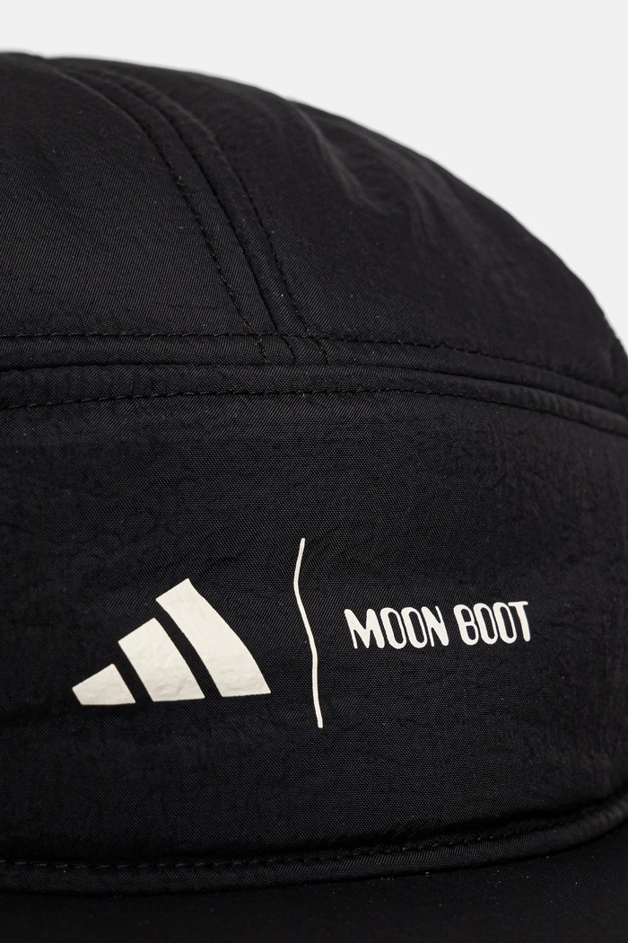Шапка с козирка adidas x Moon Boot JE1943 черен AW24
