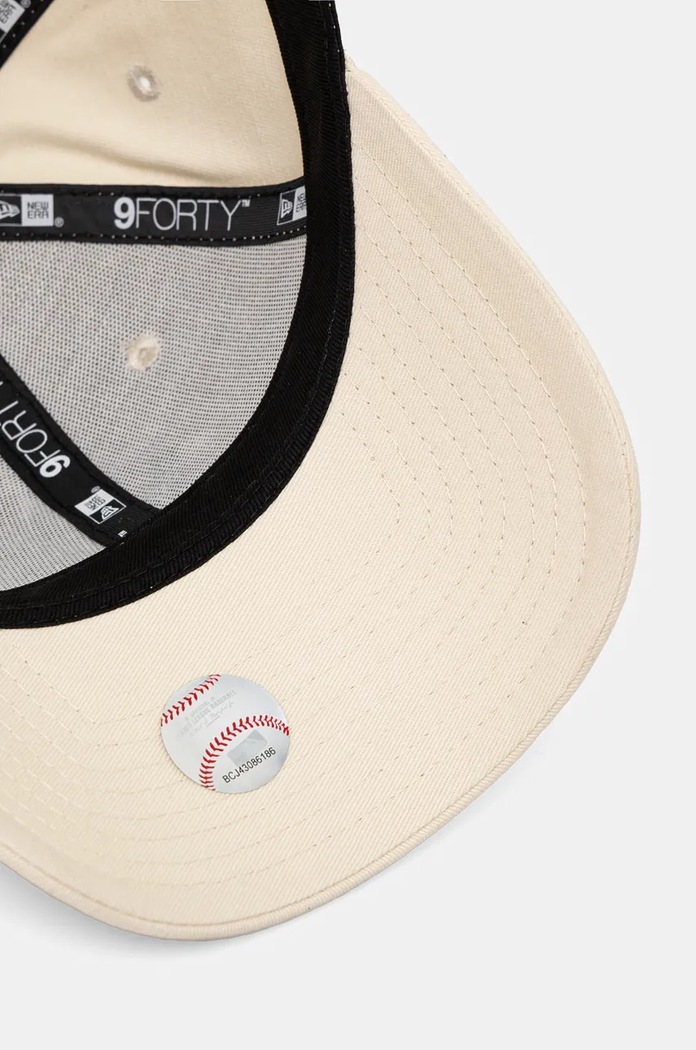 Памучна шапка с козирка New Era LEAGUE ESSENTIAL 9FORTY® YORK YANKEES бежов 60137667