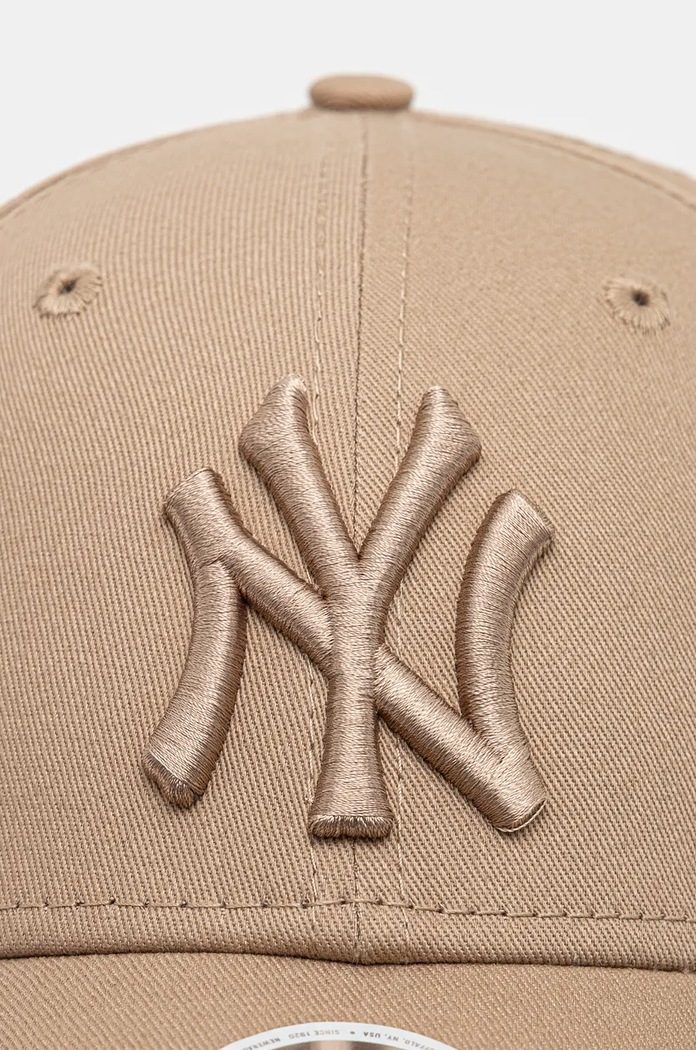 New Era cotton baseball cap LEAGUE ESSENTIAL 9FORTY® NEW YORK YANKEES 60471463 brown AW24