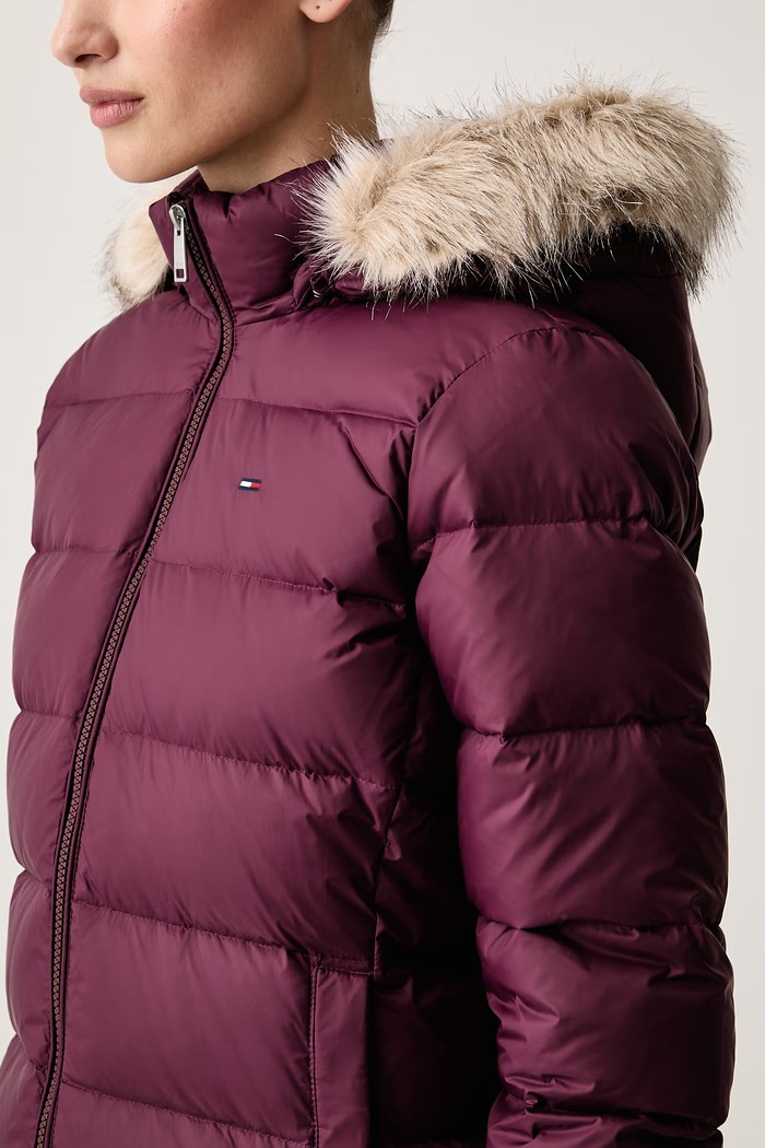 Péřová bunda dámská Tommy Jeans DW0DW18312 burgundské