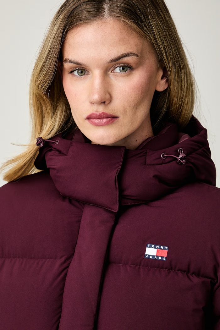 Tommy Jeans kurtka puchowa damska bordowy DW0DW18610