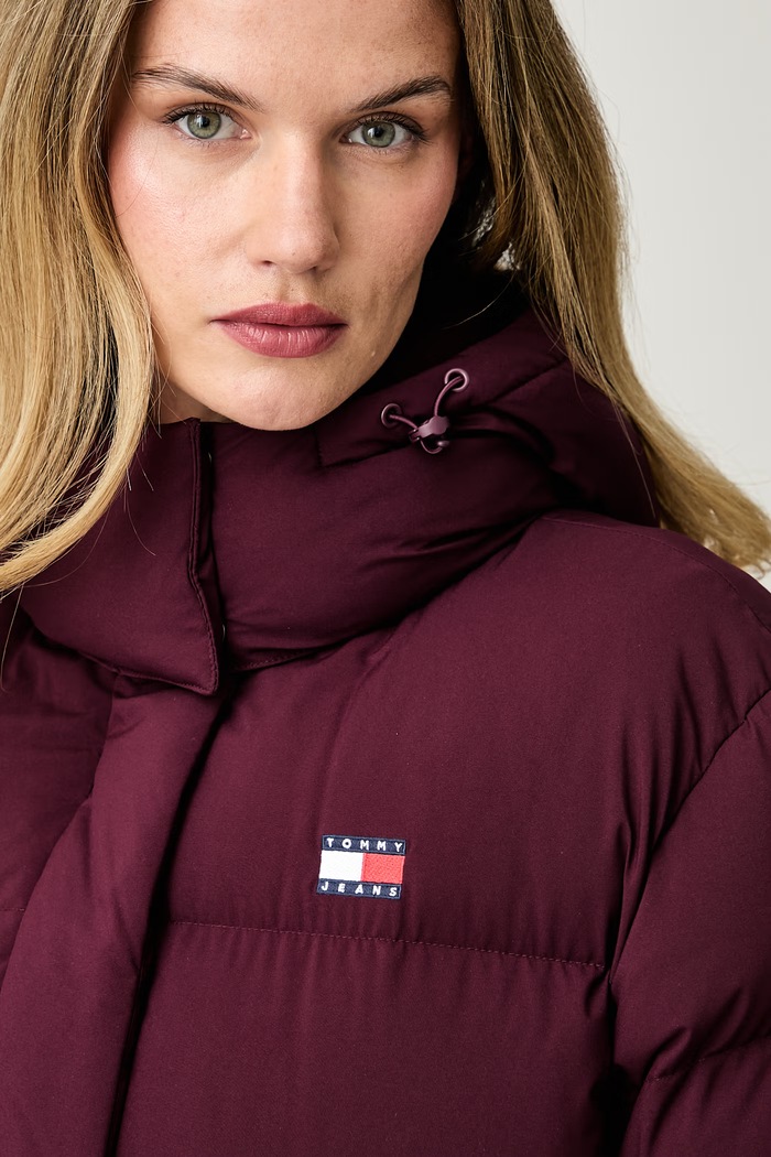 Tommy Jeans πουπουλένιο μπουφάν γυναικείο DW0DW18860 μπορντό