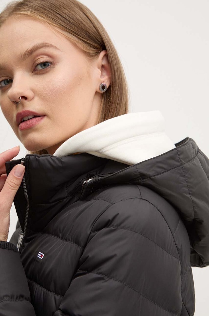 Péřová bunda Tommy Jeans DW0DW18864 černá