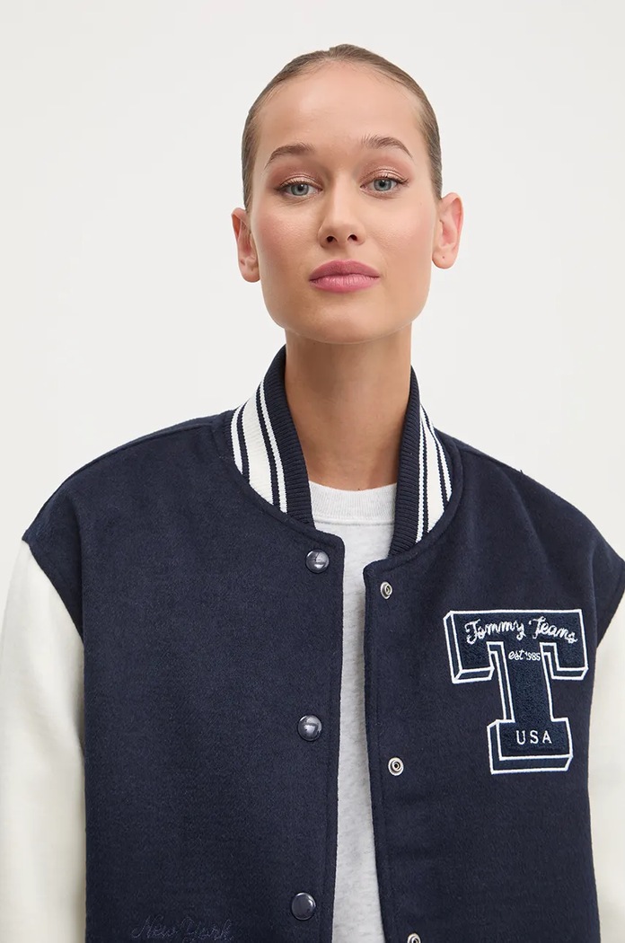 Bunda z vlněné směsi Tommy Jeans námořnická modř DW0DW18845