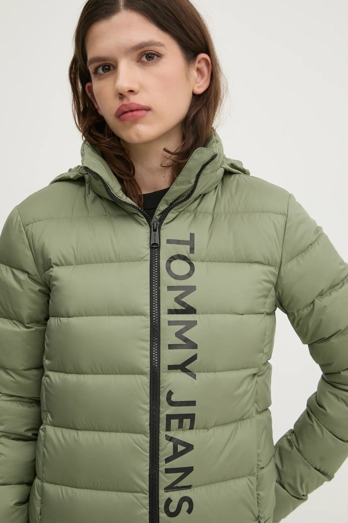 Páperová bunda Tommy Jeans zelená DW0DW20388