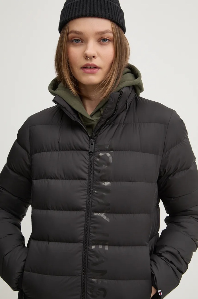 Péřová bunda Tommy Jeans přechodné černá DW0DW20388