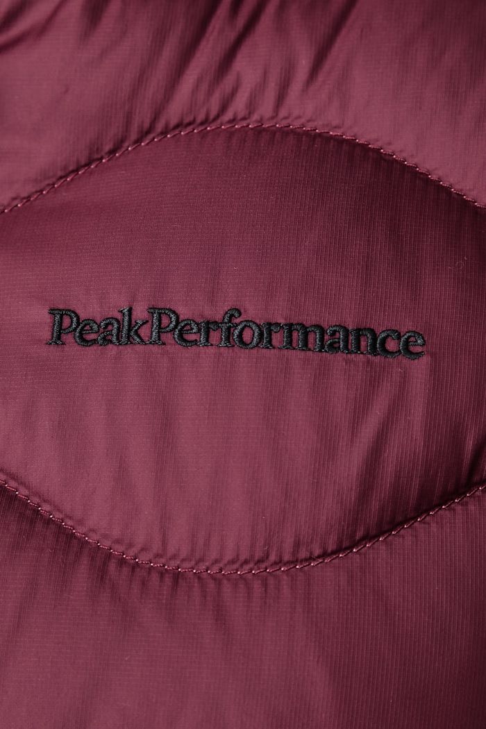 Πουπουλένιο μπουφάν γυναικείο Helium Down Peak Performance μπορντό G79841